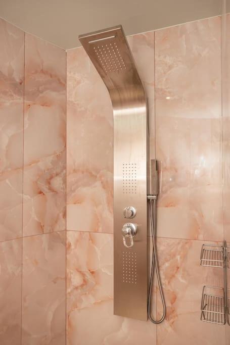 Smaragdi Luxury Jacuzzi Apartment Noho Premium Living アテネ エクステリア 写真