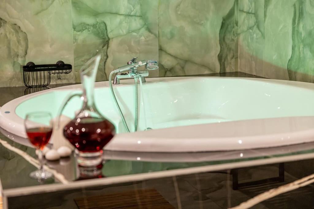 Smaragdi Luxury Jacuzzi Apartment Noho Premium Living アテネ エクステリア 写真