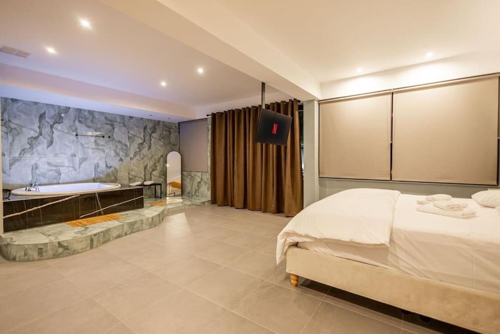 Smaragdi Luxury Jacuzzi Apartment Noho Premium Living アテネ エクステリア 写真