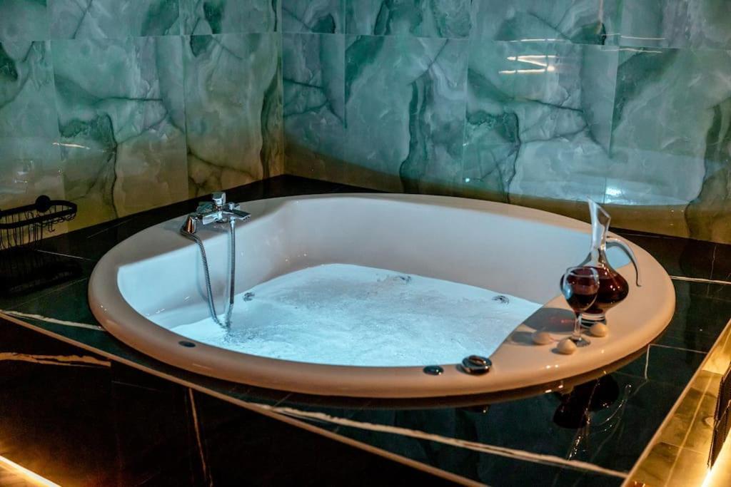 Smaragdi Luxury Jacuzzi Apartment Noho Premium Living アテネ エクステリア 写真
