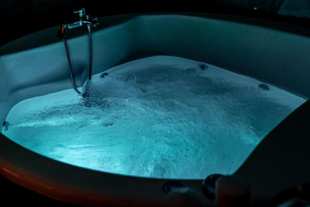 Smaragdi Luxury Jacuzzi Apartment Noho Premium Living アテネ エクステリア 写真